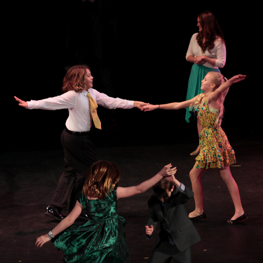 bmgroupdancing_3639.jpg