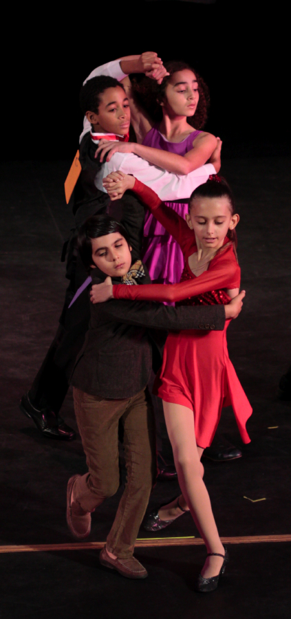 m12groupdancing_3551.jpg