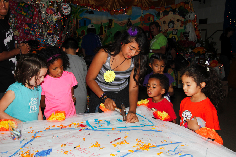childrenhammering_2560.jpg